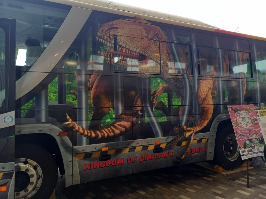 イベントでの恐竜バス