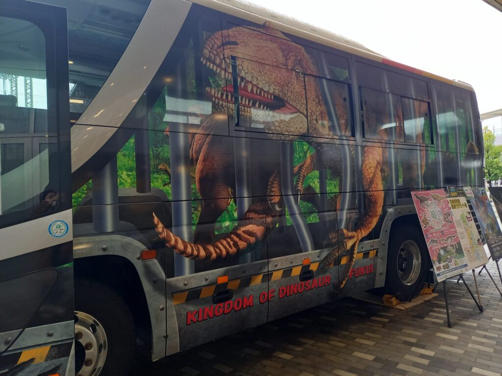 福井恐竜博物館への恐竜バス展示