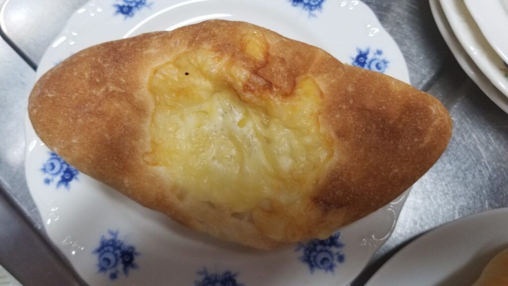 石垣島トミーのパンのチーズパン