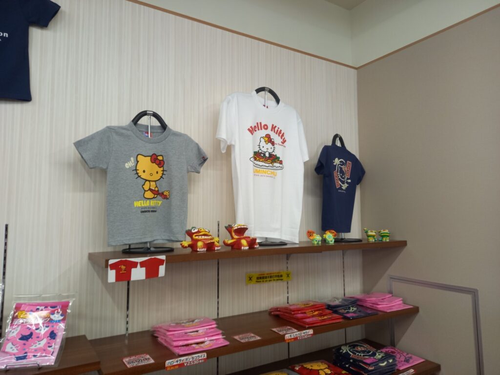 海人工房石垣本店のキティちゃんTシャツ