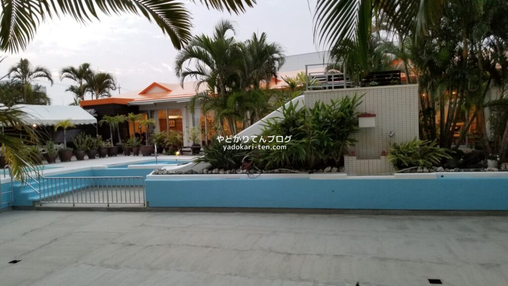 ホテルグランビューガーデン沖縄の滑り台付プール