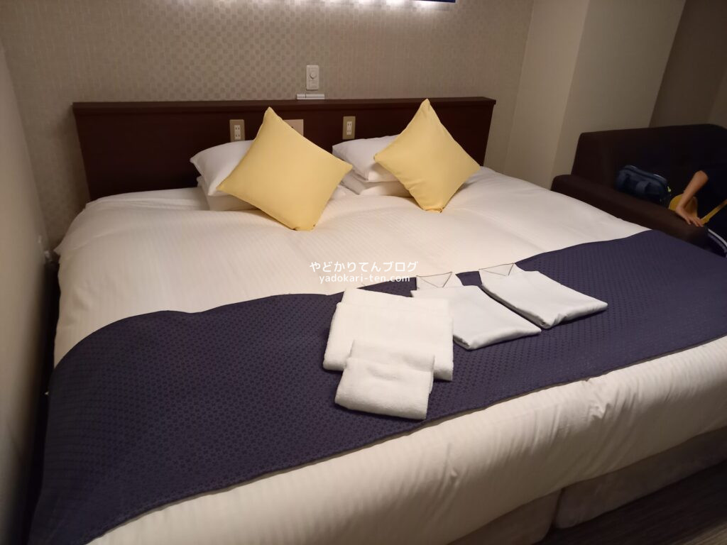京都花ホテルのファミリールームのキングサイズベッド