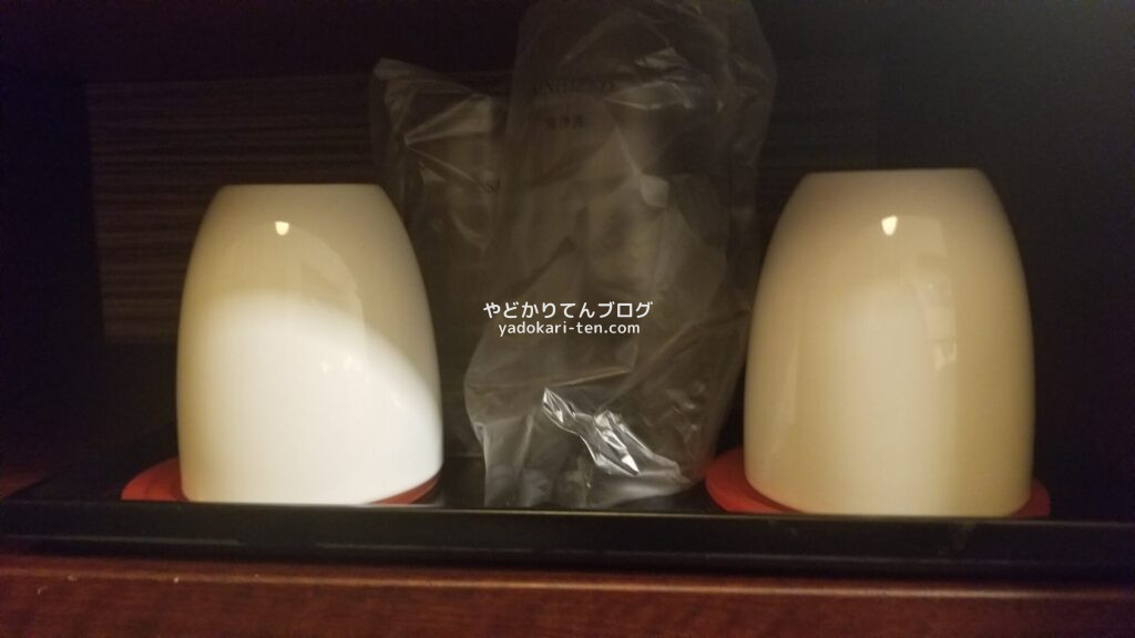 京都花ホテルの客室にあるマグカップとグラス