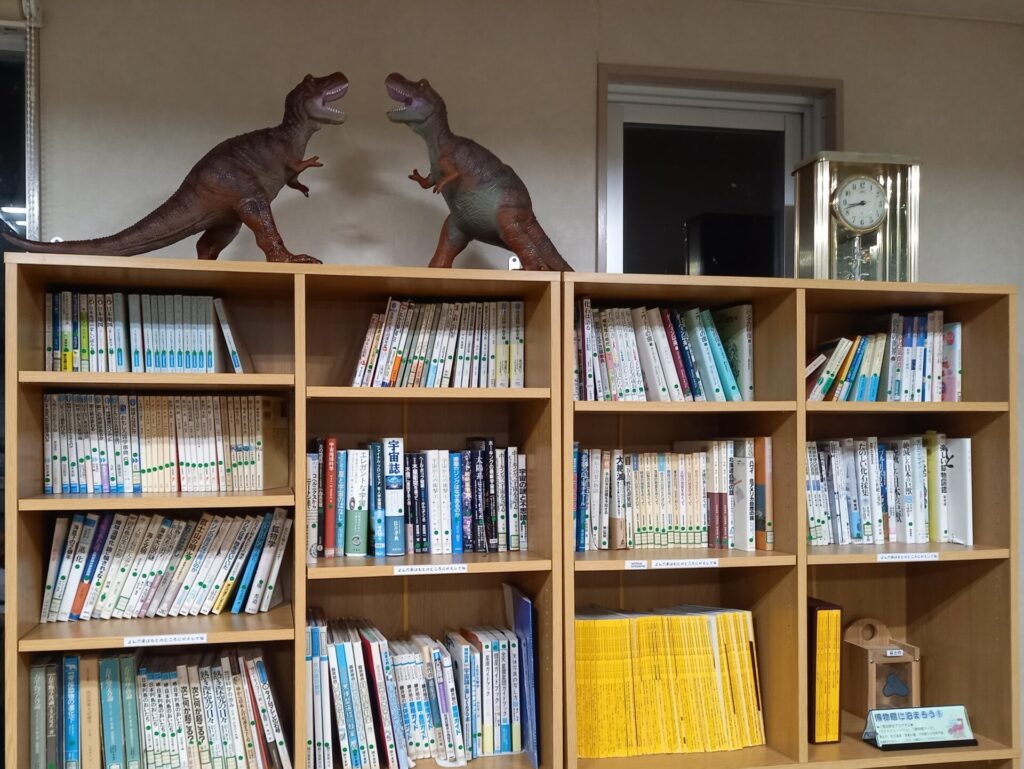 奥出雲多根自然博物館の図書コーナーの様子