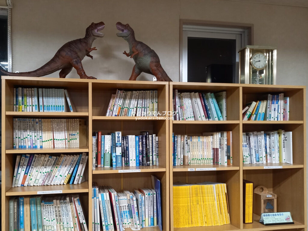 奥出雲多根自然博物館の図書コーナーの本棚