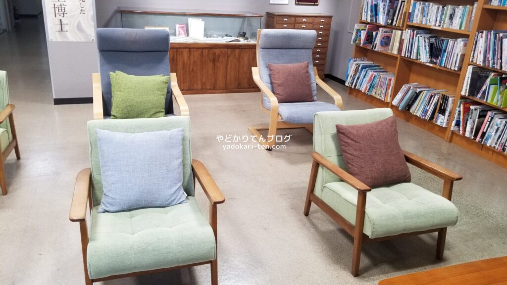 奥出雲多根自然博物館の図書コーナーの椅子