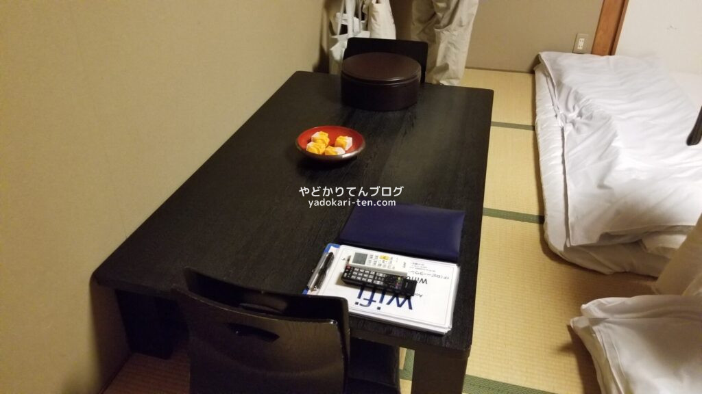 湯本観光ホテル西京の客室テーブル