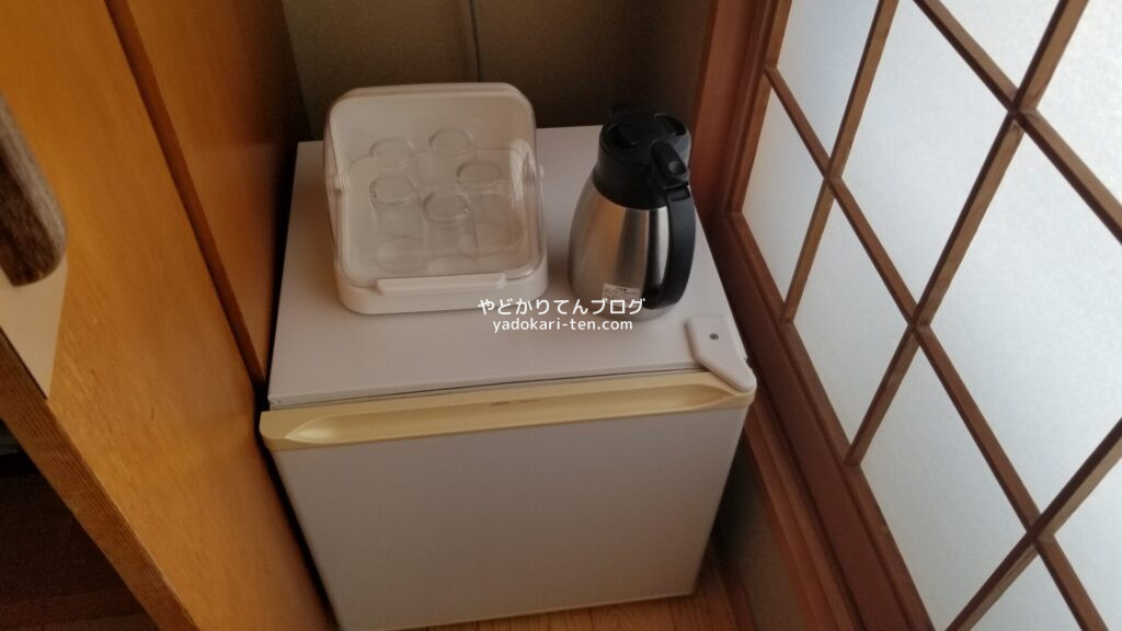 湯本観光ホテル西京の客室冷蔵庫・保温ポット・コップ
