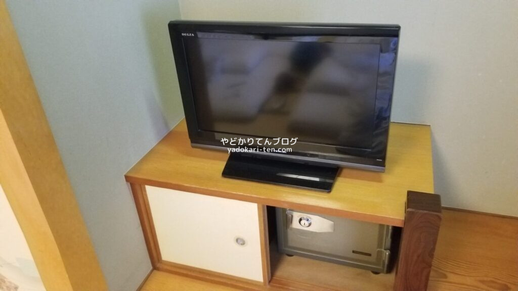 湯本観光ホテル西京の客室テレビと金庫