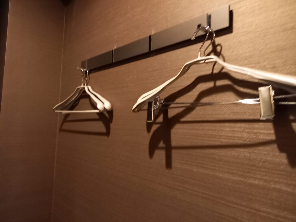 アーバンホテル京都四条プレミアムの客室壁掛けハンガー