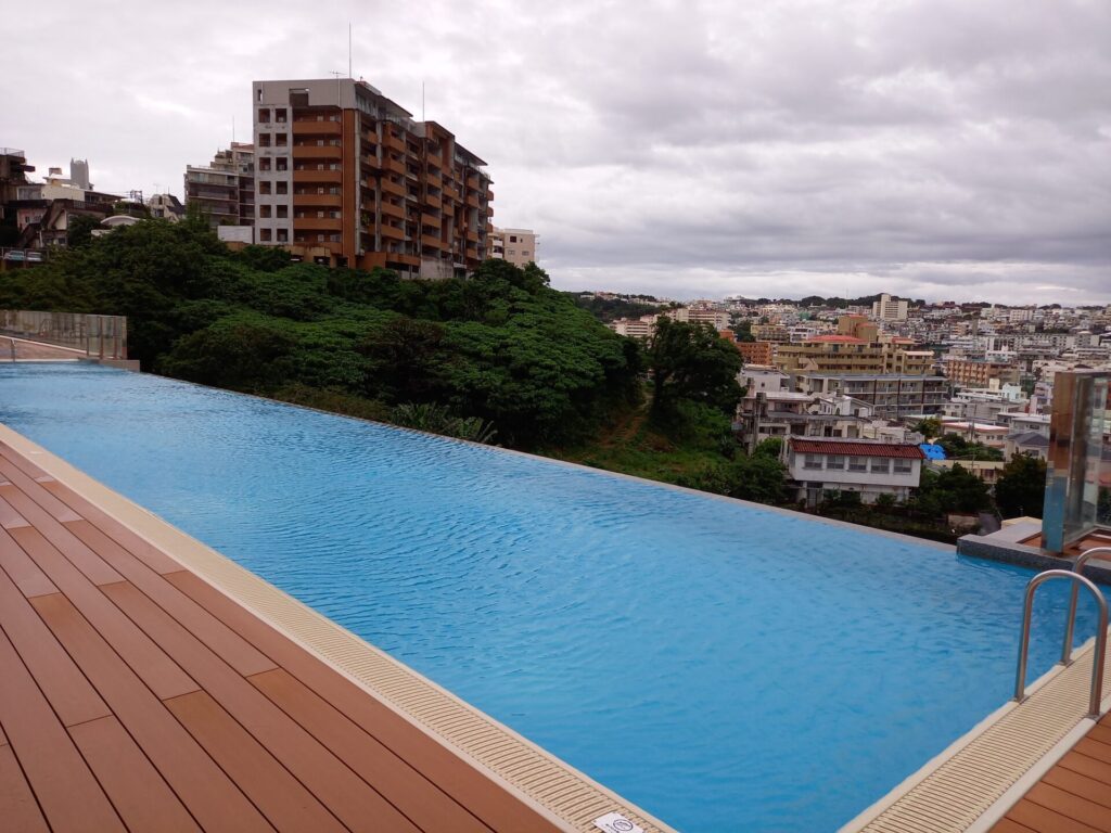 ノボテル沖縄那覇の景色の良いプール