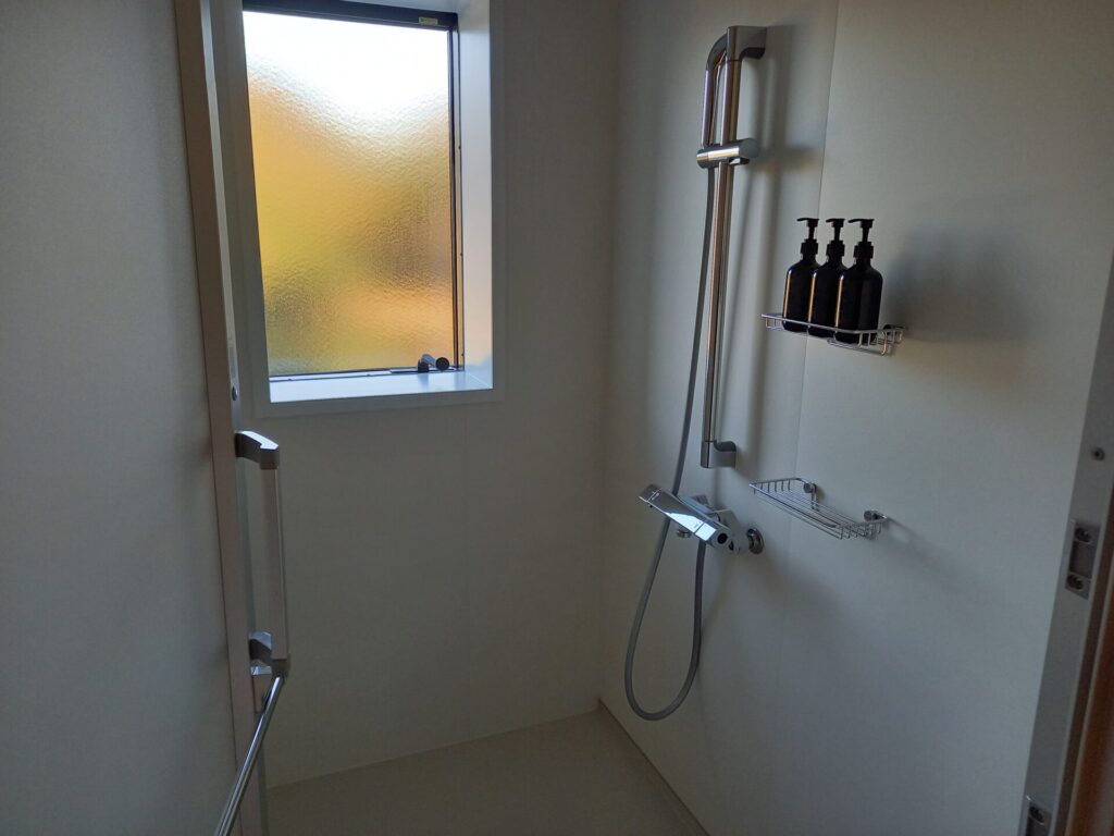 旅籠ヴィソンミナペルホネンコンセプトルームの浴室
