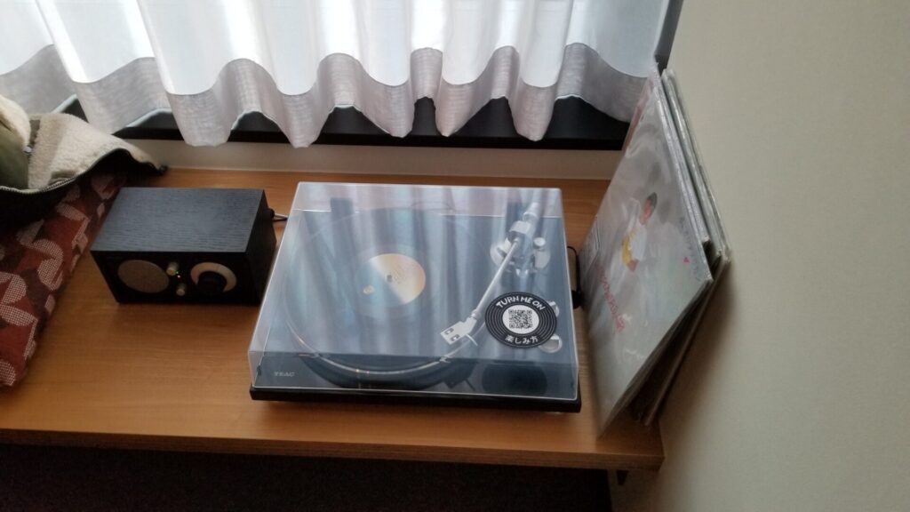 エースホテル京都の客室にあるレコード