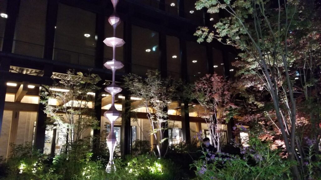 エースホテル京都の夜の中庭
