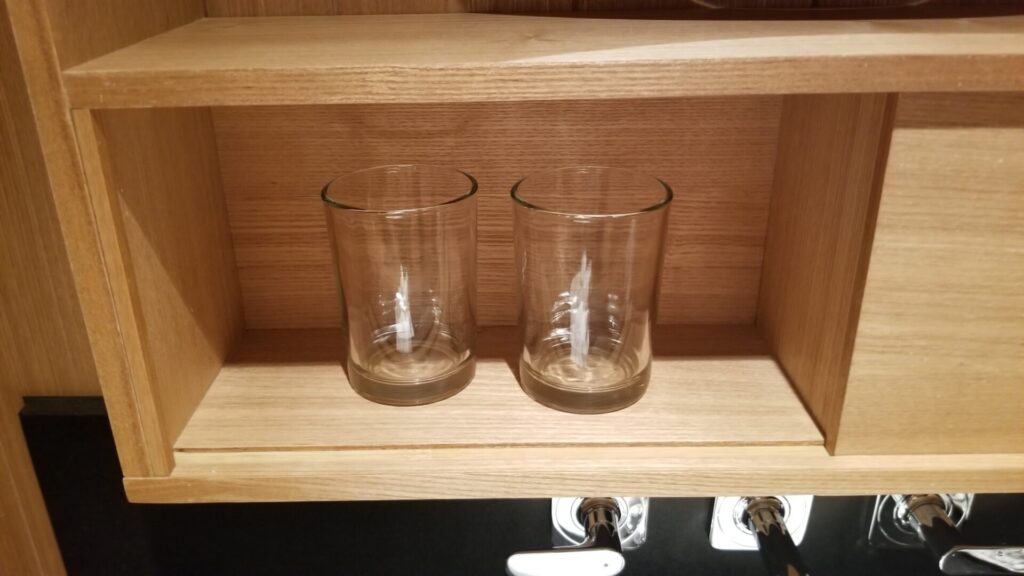 エースホテル京都の洗面所にあるコップ