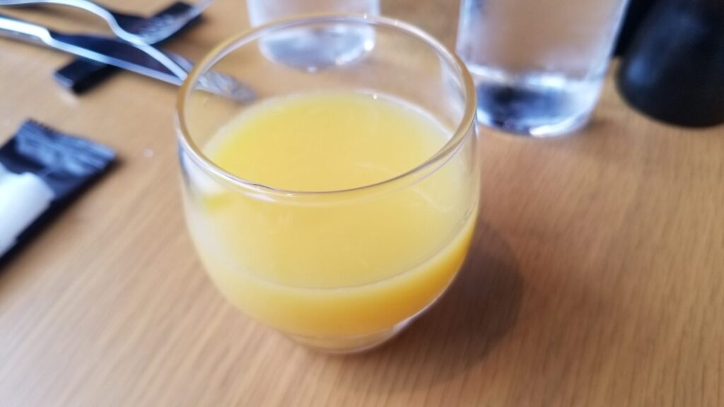 エースホテル京都の朝食のオレンジジュース