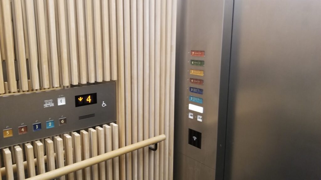 エースホテル京都のエレベーターの中