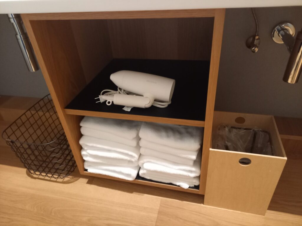 OMO7大阪の客室洗面所のドライヤーとタオル