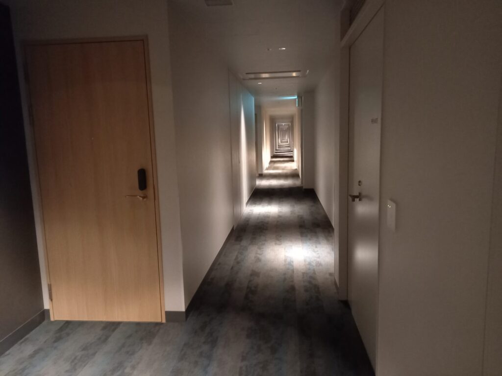 OMO7大阪の客室までの廊下