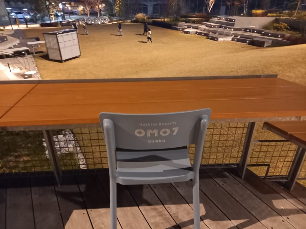 OMO7大阪の夜の庭にあるテーブル＆チェア