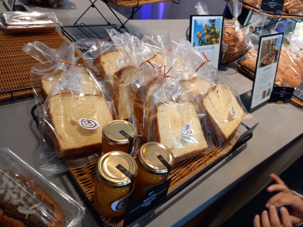 OMO7大阪のカフェで販売されているパン