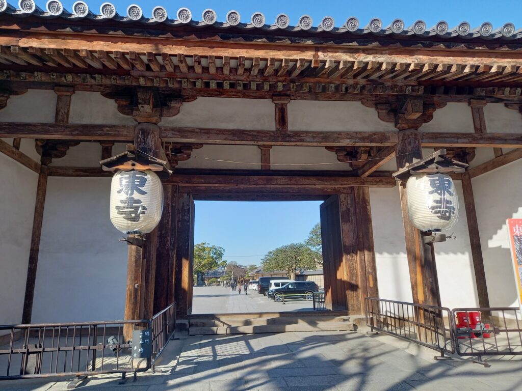 東寺の入り口