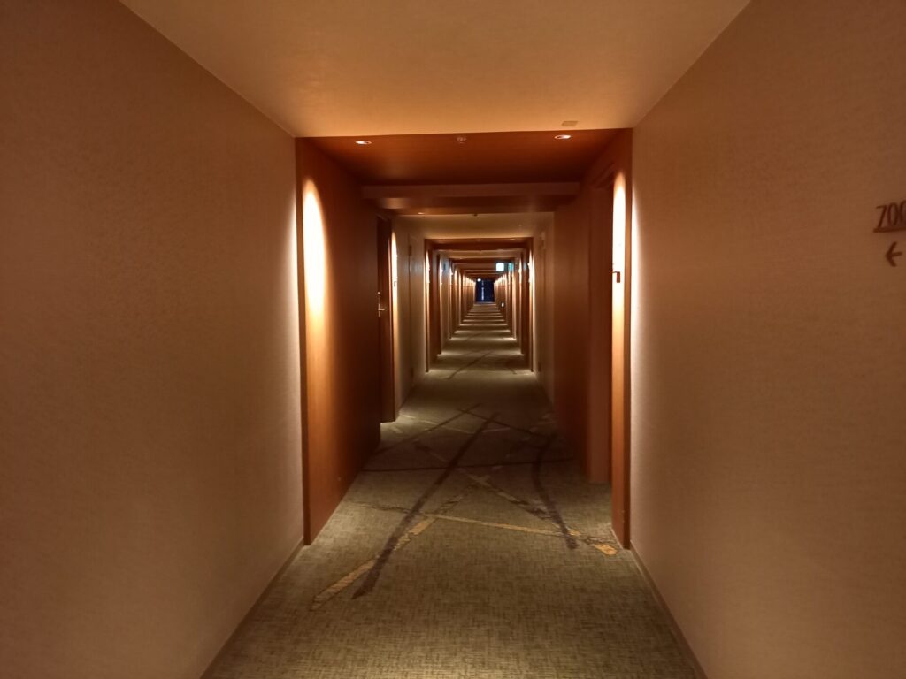 リーガロイヤルホテル京都の客室フロアの廊下
