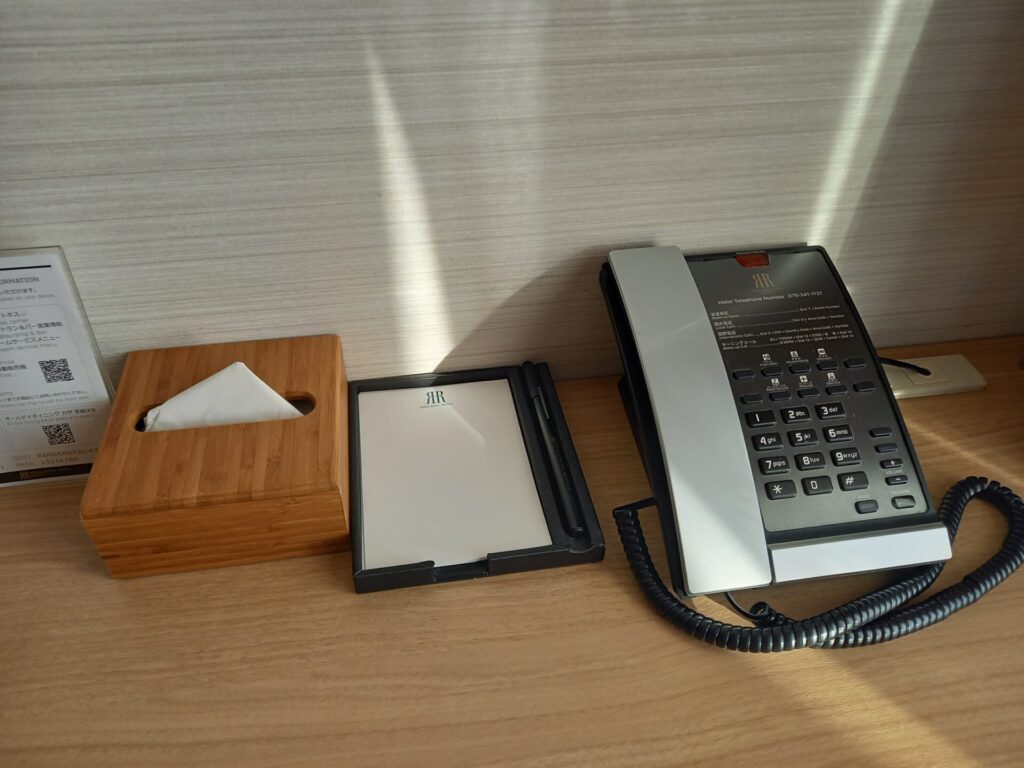 リーガロイヤルホテル京都の客室にあるティッシュ、メモ、電話