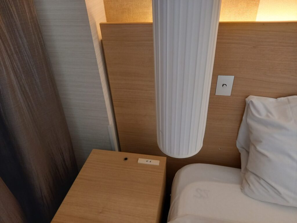 リーガロイヤルホテル京都の客室ベッド周りの電源