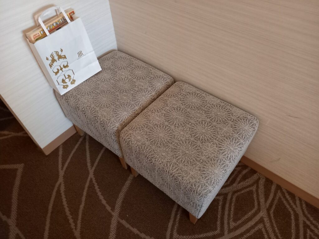 リーガロイヤルホテル京都の客室にあるテーブルセットの椅子