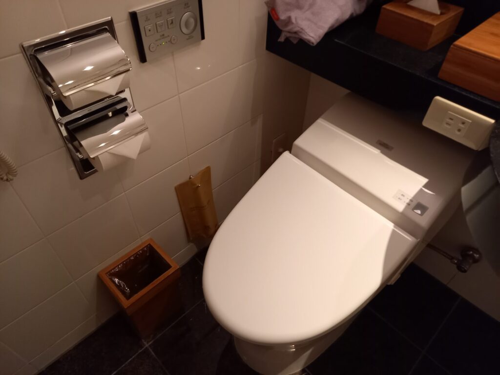 リーガロイヤルホテル京都の客室バスルームのトイレ