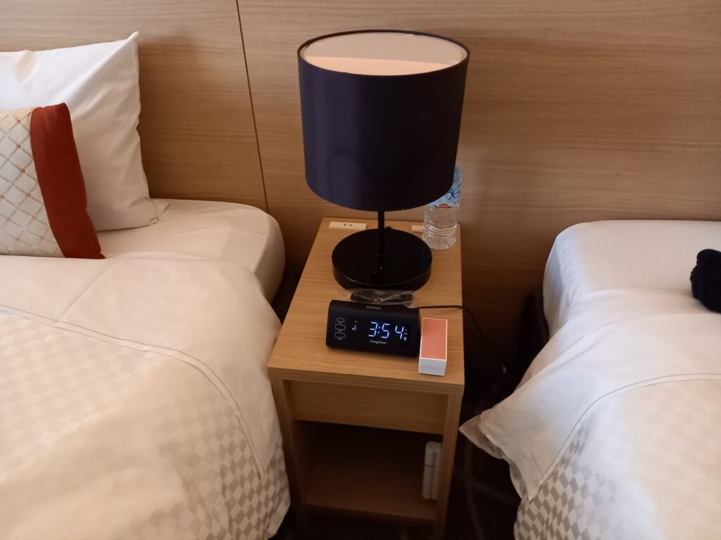 リーガロイヤルホテル京都の客室にあるデスクライト・時計