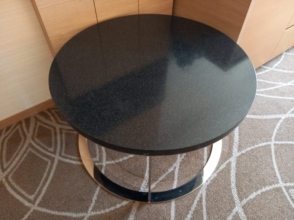 リーガロイヤルホテル京都の客室テーブルセットのテーブル