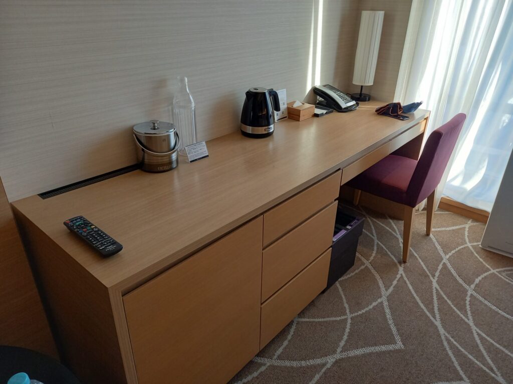 リーガロイヤルホテル京都の客室の机