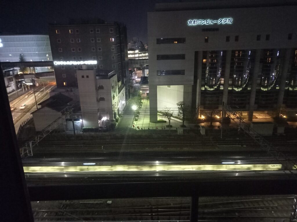 リーガロイヤルホテル京都のトレインビュールームから見える夜の電車