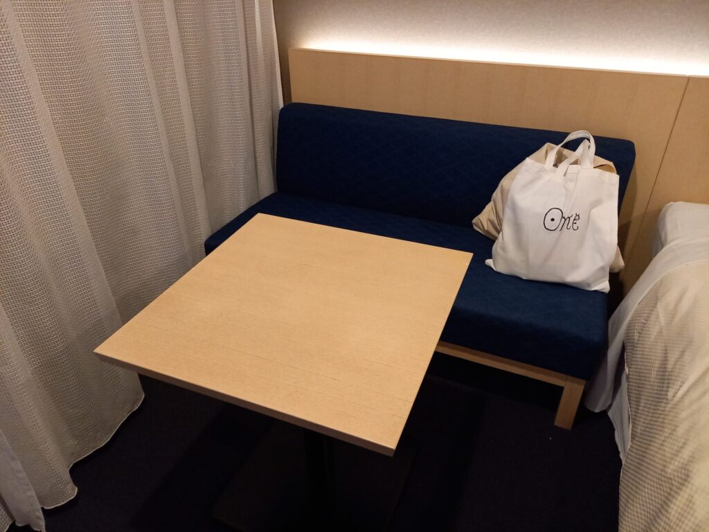 ホテルグレイスリー京都三条の客室にあるテーブルと椅子