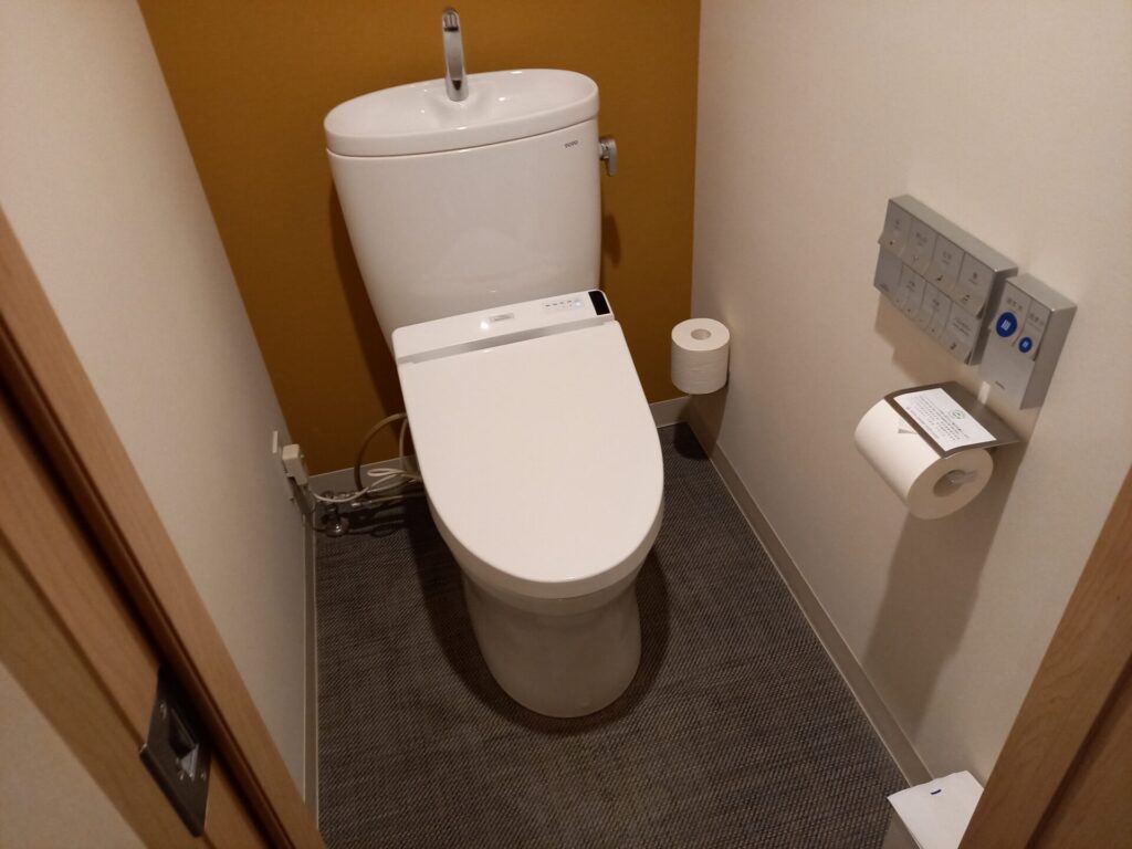 ホテルグレイスリー京都三条の客室トイレ