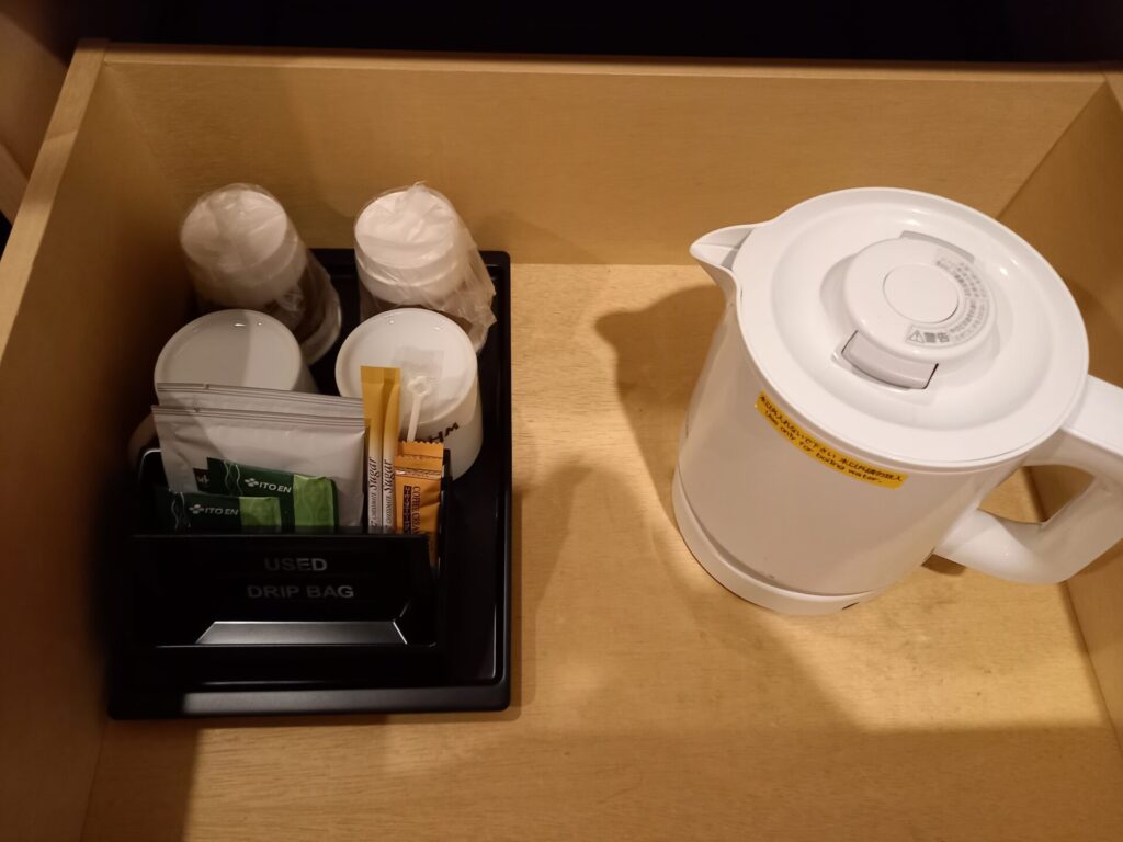 ホテルグレイスリー京都三条の客室にある電気ポットとコップ、お茶
