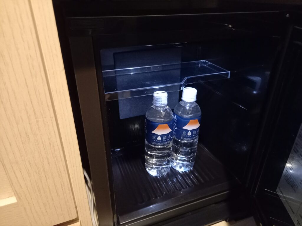 ホテルグレイスリー京都三条の客室にあったお水と冷蔵庫