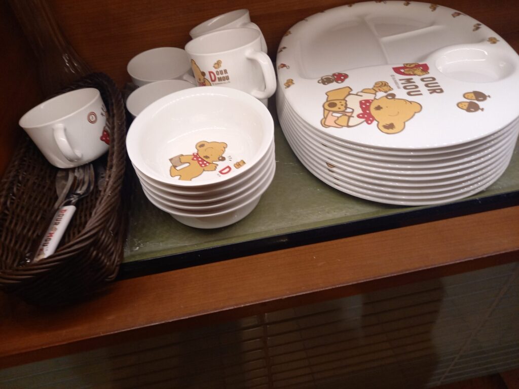 ホテルグレイスリー京都三条の朝食バイキングの子ども用食器